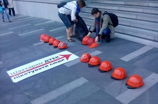 Активісти кличуть шахтарів вимагати свої зарплати під офіс Ахметова