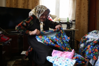 Довгожителька Галина Пластовець у 100 років тримає дві корови і шиє одяг для нужденних