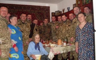"Ангели є! І вони поруч": 86-річна бабуся влаштувала обід для цілого автобуса військових