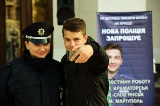 Охочих служити в лавах поліції Маріуполя за перший день назбиралося 830