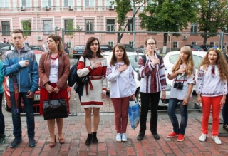 До свята вишиванок у столиці кияни створили живий ланцюг