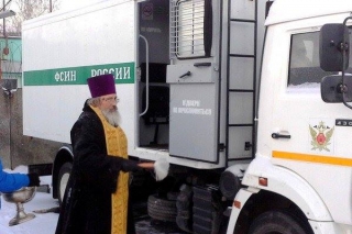 Скрєпно і духовно: В Москві освятили автозаки