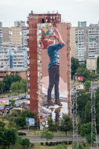 На Троєщині з'явився мурал висотою 17 поверхів