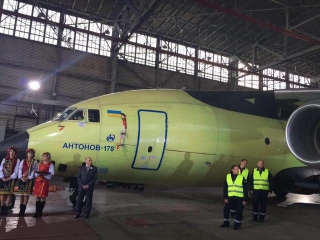 В Україні випустили новітній військово-транспортний літак Ан-178 . ФОТО