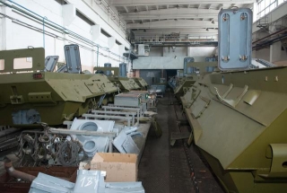 Київський бронетанковий завод працює у три зміни, щоб ремонтувати техніку для АТО . ФОТОрепортаж