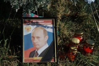 Траурні вінки та лампадки: Кияни привітали Путіна з днем народження