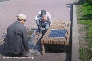 В Києві з'явилася лавка, на якій можна заряджати техніку