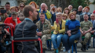 Нік Вуйчіч приміряв вишиванку і заговорив українською