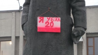 У Слов`янську на пам&rsquo;ятнику Леніну з`явилась табличка "Я вбив 20 млн людей" (ФОТОФАКТ)