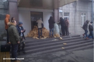 В Києві закидали ватою декілька телеканалів