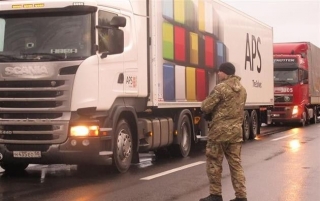 Окупантам хліб не продають. Заблоковані російські водії розповіли про особливості стосунків з українцями