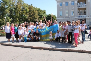 В Артемівську перед міськрадою розгорнули величезний прапор України (ВІДЕО)