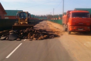 Фотофакт: У російському селищі знімають асфальт, покладений з нагоди візиту Путіна