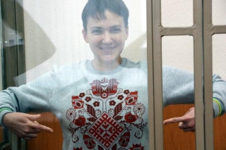 Фотофакт: Надія Савченко прямо через грати передала привіт Олегу Сенцову