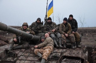 Новини з АТО : українські бійці викрали у росіян танк Т- 72Б1 та подарували своєму комбригу на день народження