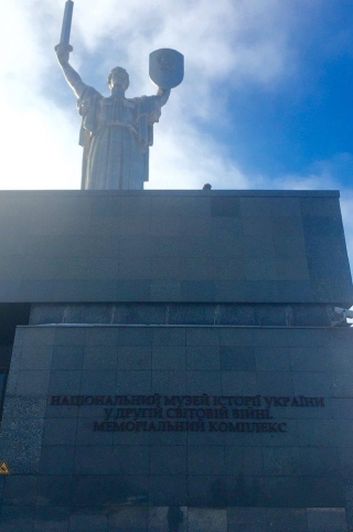 Зі щитом, але без "совка": Київську "Батьківщину-мати" декомунізують