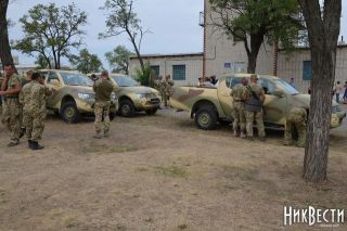 Волонтери передали бійцям батальйону "Фенікс" рейдові пікапи Mitsubishi. ФОТО на сайті