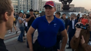 &laquo;Ти кому присягу давав, мерзота, Путіну?&raquo; Розлючений натовп в центрі Мінська налетіла на полицейського у кепці Росії