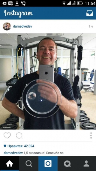 Санкції? Ні, не чули. Медведєв похизувався iPhone в Іnstagram