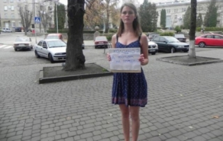 ЮНА МЕШКАНКА ТЕРНОПОЛЯ У ЛІТНІЙ СУКНІ ЗБИРАЛА ГРОШІ НА ЗИМОВИЙ ОДЯГ ДЛЯ БІЙЦІВ АТО