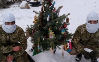 У мережі показали мілітарі-ялинку в зоні АТО