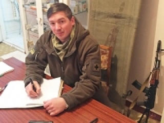 Командир медроти Андрій Комнатний: "Вмираючому бійцю ми робили переливання крові просто на териконі"