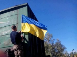 З`явилися фото на яких товарний потяг з прапором України в'їхав в Луганськ