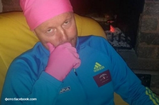 "Рожева розплата". Тренер наших "золотих" біатлоністок вбрався в рожеве