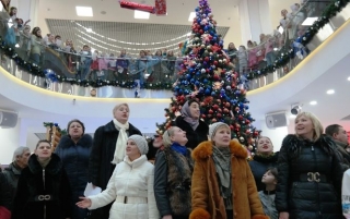 У Черкасах національний рекорд: більше 700 людей одночасно виконали колядку