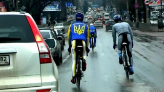 Як українські велогонщики їздять окупованим Кримом з тризубами на спинах