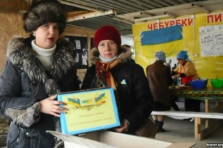 Волонтери привітали учасників блокади Криму з Днем захисника України. Передали подарунки від дітей