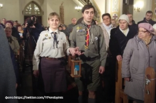Фотофакт: Українці передали Латвії Вифлеємський вогонь