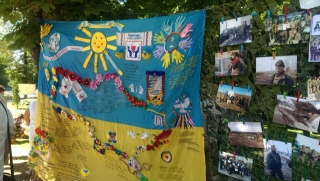 Вінничани розписали 10-метровий прапор України словами вдячності та підтримки бійцям АТО
