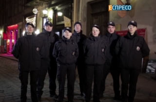 Львівські поліцейські заспівали колядку та привітали українців з Різдвом