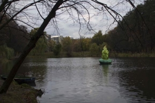 У Києві з'явилася скульптура, що світиться вночі від сонячної енергії