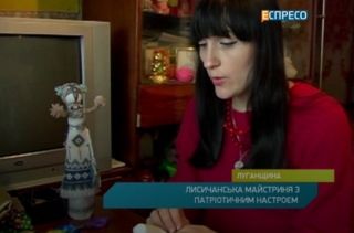 Лисичанська майстриня виготовляє патріотичні ляльки-мотанки
