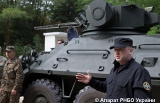 Турчинов оглянув нові українські БТРи: Ця бойова машина краща за російські аналоги (фотогалерея)