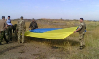 Українські десантники встановили в Лисичанську найбільший прапор
