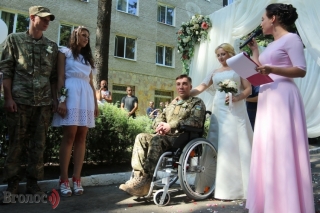 У Львівському військовому госпіталі відбулось весілля пораненого розвідника