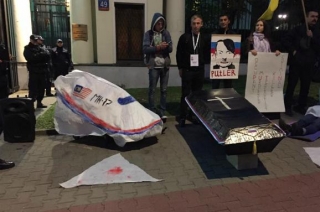 До посольства Росії у Варшаві принесли труну для Путіна