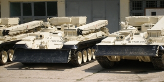 Львівський завод випустив новий багатоцільовий тягач для танків