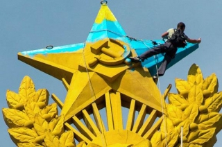 У Росії виплатять компенсацію парашутистам, які розмалювали висотку жовто-синіми фарбами