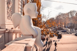 Фотофакт: У Києві поселився "Ангел доброти", що живе у кожній столиці Євросоюзу