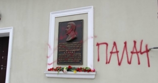 У Сімферополі меморіальну дошку Сталіну прикрасили написом &laquo;кат&raquo;