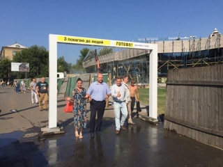 В Києві встановили першу рамку-розбризкувач для охолодження під час спеки