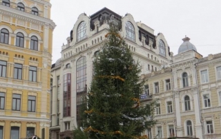 У Києві встановили першу новорічну ялинку