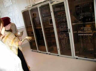 Священник изгоняет бесов из серверов Центробанка