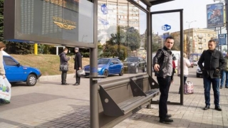 Фотофакт: У Києві встановили нові зупинки з wi-fi та зарядкою для мобільних