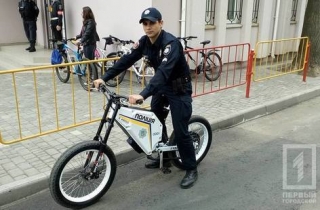 Одеськая поліція патрулює місто на вітчизняних електробайках