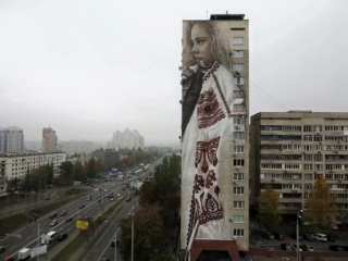 Фотофакт: Австралійський художник створив у Києві найбільше графіті-вишиванку у світі